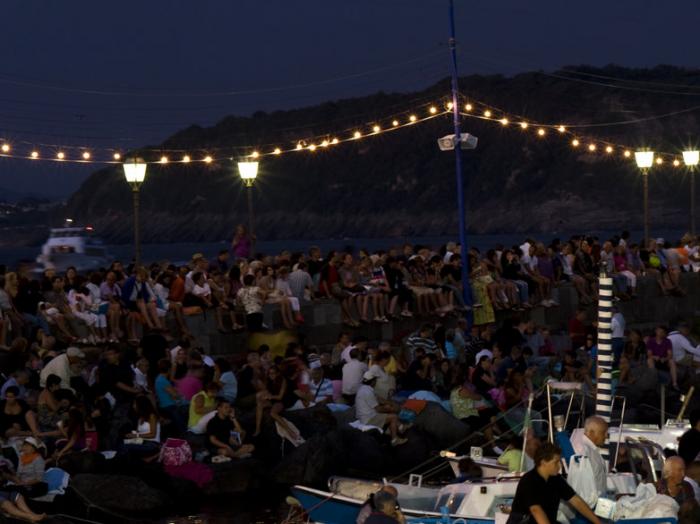 pubblico dagli scogli di Sant Anna